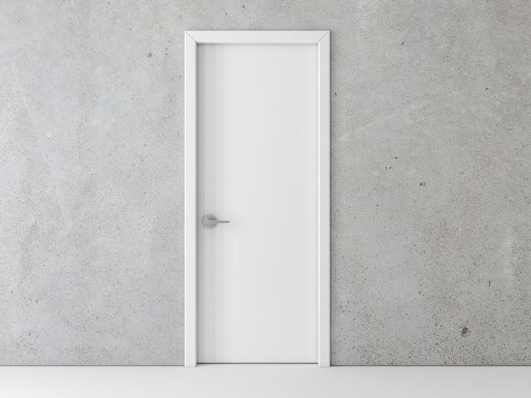 białe drzwi